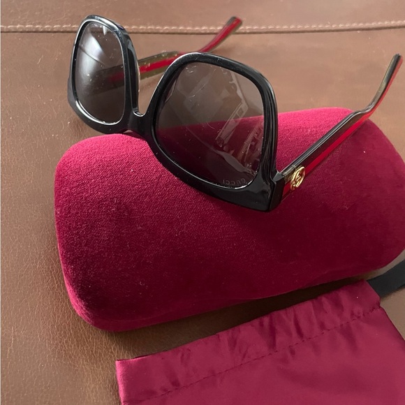 Gucci authentic Black Women's Sunglasses with Gold interlocking G accents. - Picture 3 of 12